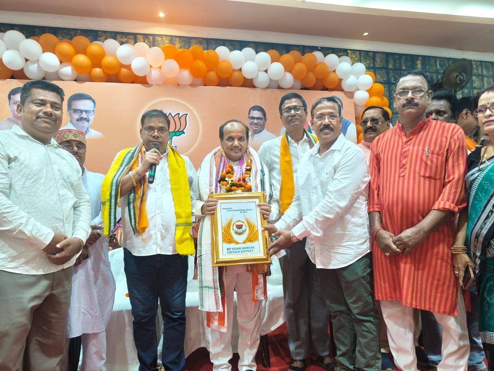 ପୂର୍ବତନ ବିଧାୟକ ଡକ୍ଟର ପ୍ରଭାତ ରଂଜନ ବିଶ୍ବାଳ ଙ୍କୁ ସମ୍ବର୍ଦ୍ଧିତ କଲେ କଟକ ଜିଲ୍ଲା ବିଜେପି ।