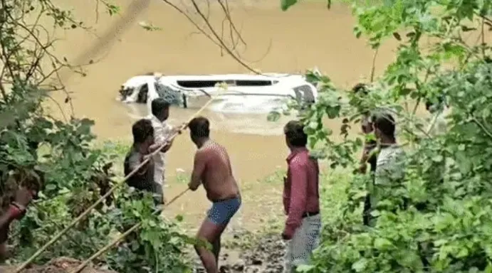 ନାଳ ପାର୍ ବେଳେ କାର୍ ଭାସି ଯାଇ ୨ ମହିଳା, ୩ ପୁରୁଷ ଓ ୩ ଶିଶୁଙ୍କ ମୃତ୍ୟୁ
