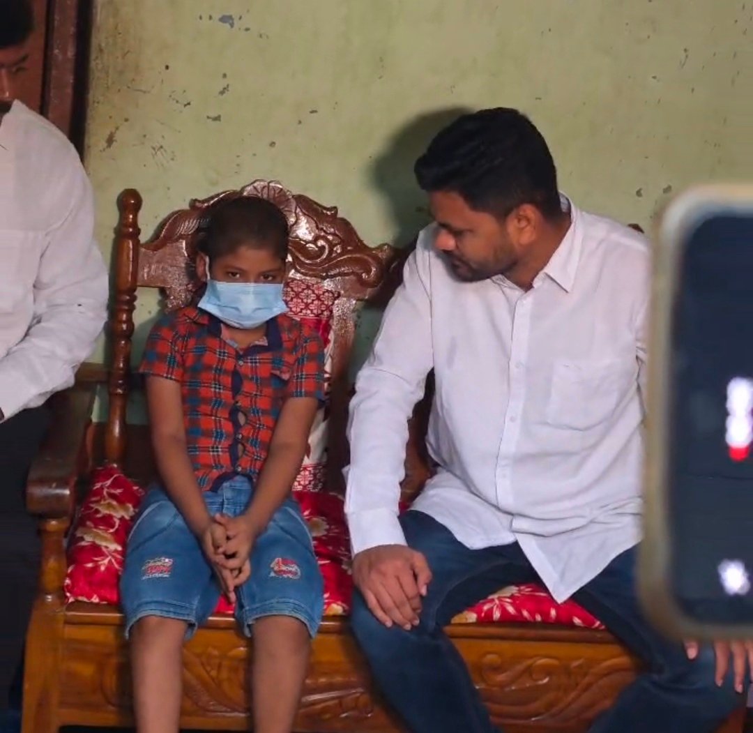 କ୍ୟାନସର ପୀଡିତ ଜ୍ଞାନସ୍ୱରୂପଙ୍କୁ ୫୧ହଜାର ଟଙ୍କା ସହାୟତା କରି ମହନୀୟତାର ପରିଚୟ ଦେଲେ ସମାଜସେବୀ ଅଭିମନ୍ୟୁ ସାହୁ