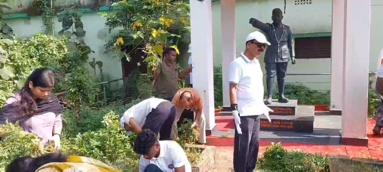 ପୋଲିସ ପକ୍ଷରୁ ନିଆରା ପ୍ରୟାସ,  ମାସ ପ୍ରତ୍ୟେକ ରବିବାର ବିଭିନ୍ନ ଥାନା ଅଞ୍ଚଳରେ ଶ୍ରମଦାନ ବାବଦକୁ କରିବେ ସଫେଇ କାର୍ଯ୍ୟକ୍ରମ