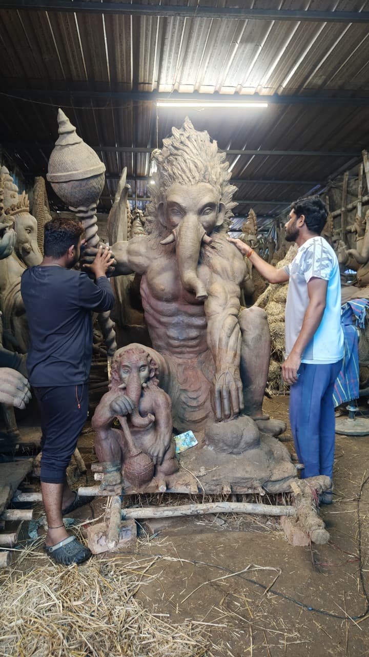 ଅଗ୍ରପୂଜ୍ୟ ଗଣେଶଙ୍କ ପ୍ରତିମୂର୍ତ୍ତି ନିର୍ମାଣରେ ନିମଗ୍ନ କାରୀଗର