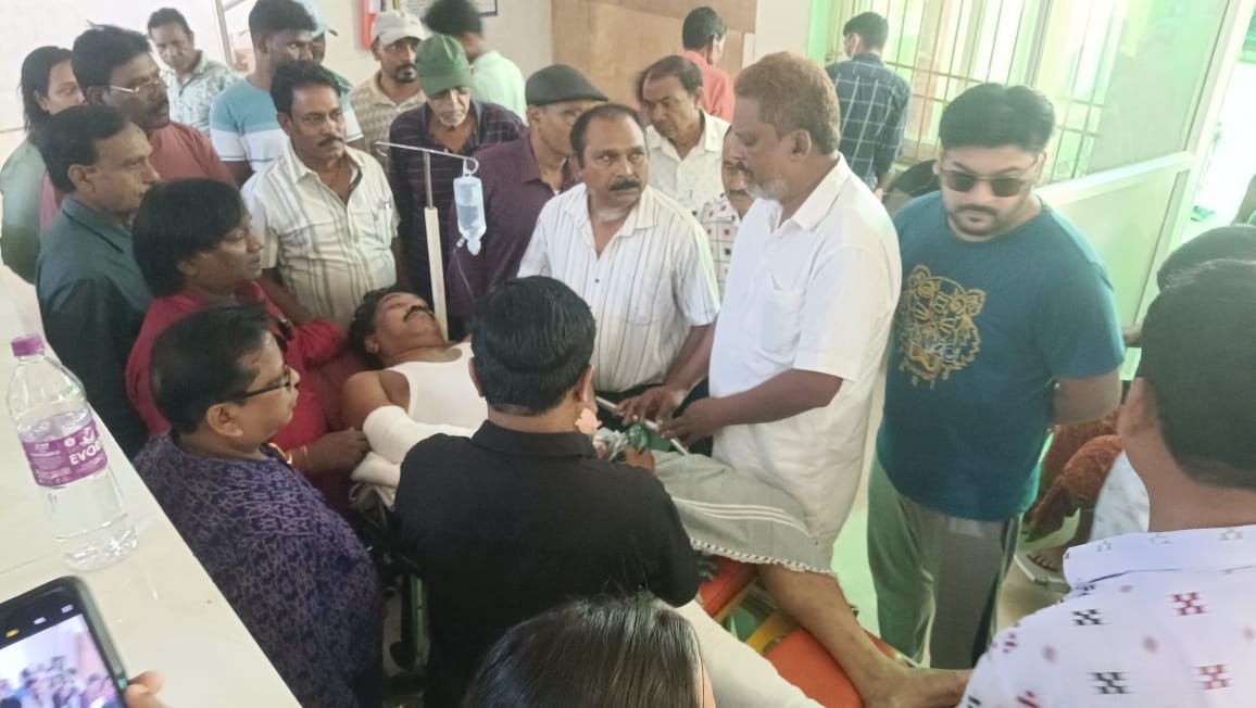 ଜାତୀୟ ରାଜପଥ ୨୨୦ ନମ୍ବର କାଦୁଆଣି- ବାସିଙ୍ଗି ରାସ୍ତାରେ ଟ୍ରକ /କାର୍ ମୁହାଁ ମୁହିଁ; ତିରିଂ ହାଇସ୍କୁଲ ପ୍ରଧାନ ଶିକ୍ଷକ ଗୁରୁତର